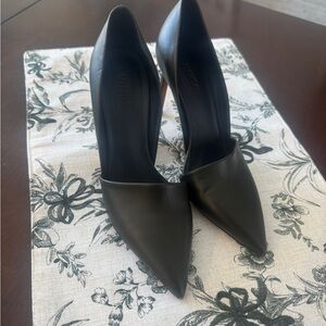 Vince Vero Cuoio made in Italy Sleek Women's Heels. Deep evergreen/black color!